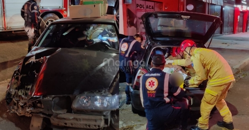 Socorristas retiram homem pelo porta-malas de veículo após acidente em Maringá