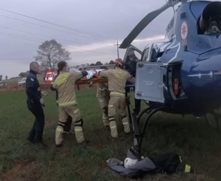 foto de Mulher é socorrida e encaminhada de helicóptero ao hospital após acidente