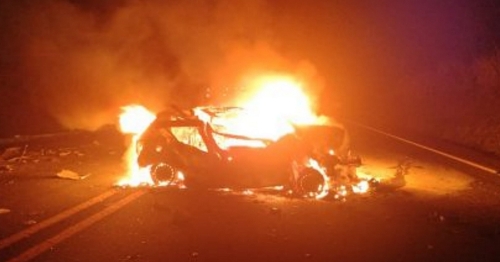 Casal morre carbonizado em acidente envolvendo dois carros e ônibus na região