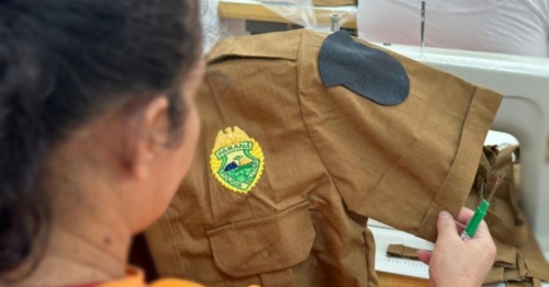 Mulheres privadas de liberdade transformam fardas sem uso em produtos sustentáveis