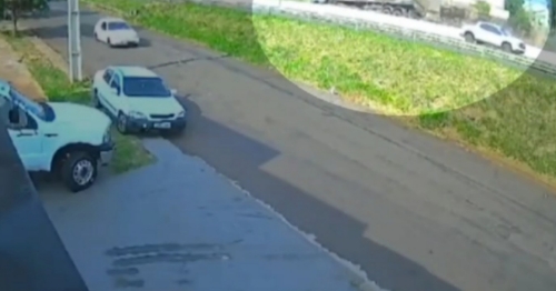 Câmera de segurança registra momento em que carreta tomba e capota carro no Contorno Norte de Maringá