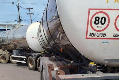 foto de Acidente envolvendo carreta e caminhão deixa uma pessoa ferida na BR-376