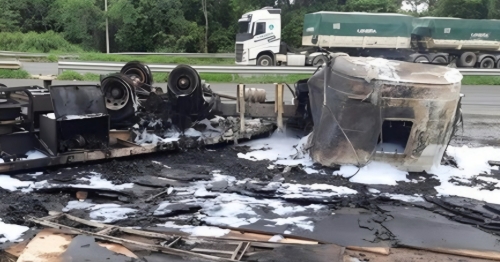 Caminhão é consumido por incêndio após tombamento na BR-376