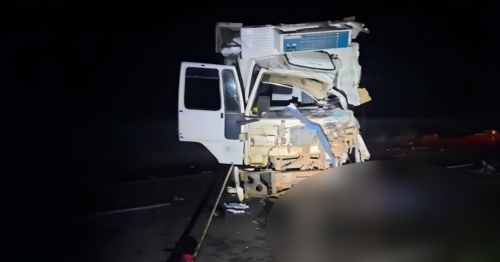 Colisão entre caminhão e carreta mata uma pessoa na PR-323