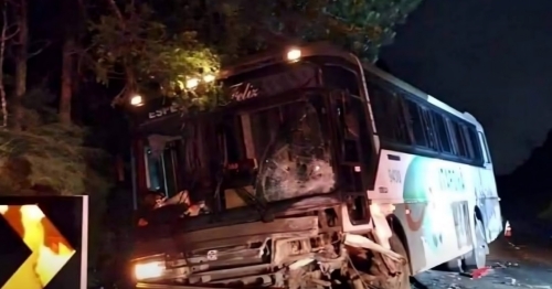 Pai e filho morrem após carro bater de frente com ônibus no Paraná