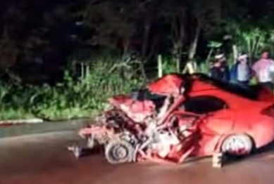 foto de Pai e filho morrem após carro bater de frente com ônibus no Paraná