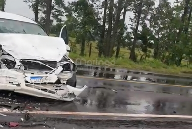foto de Colisão envolvendo dois carros em rodovia deixa vítimas graves na região
