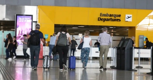 Vinte mil aposentados já compraram passagens pelo Programa Voa Brasil; veja como