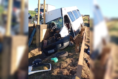 foto de Acidente na PR-317: uma morte e sete feridos em van com Padres