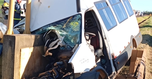 Acidente na PR-317: uma morte e sete feridos em van com Padres