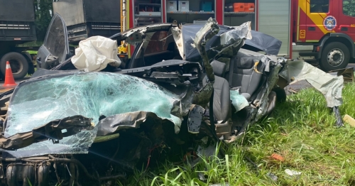 Carro fica completamente destruído e pessoa ferida após acidente no PR