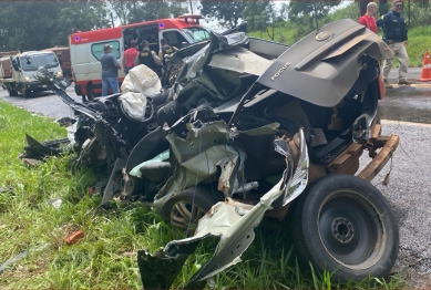 foto de Carro fica completamente destruído e pessoa ferida após acidente no PR
