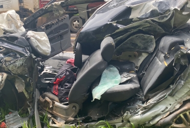 foto de Carro fica completamente destruído e pessoa ferida após acidente no PR