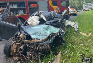 foto de Carro fica completamente destruído e pessoa ferida após acidente no PR