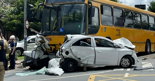 Ônibus desgovernado atinge vários veículos e deixa uma pessoa morta e feridos no Paraná