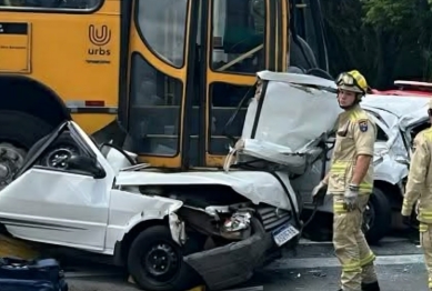 foto de Ônibus desgovernado atinge vários veículos e deixa uma pessoa morta e feridos no Paraná