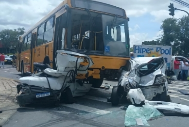 foto de Ônibus desgovernado atinge vários veículos e deixa uma pessoa morta e feridos no Paraná