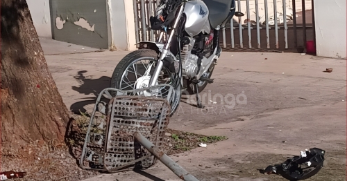 Jovem fica gravemente ferido ao bater moto em lixeira e árvore em Maringá