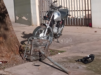 foto de Jovem fica gravemente ferido ao bater moto em lixeira e árvore em Maringá