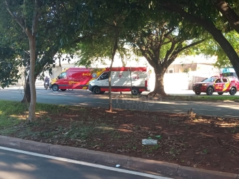 foto de Jovem fica gravemente ferido ao bater moto em lixeira e árvore em Maringá