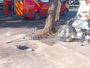 foto de Jovem fica gravemente ferido ao bater moto em lixeira e árvore em Maringá