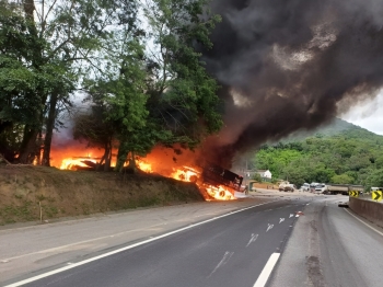 foto de Caminhão-tanque em chamas bloqueia BR-277, em Morretes