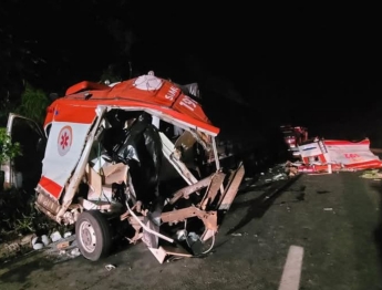 foto de Médico, enfermeira, motorista e paciente morrem em acidente com ambulância do Samu no Paraná