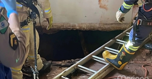 Mãe e filha morrem ao cair em fossa após piso de cozinha ceder no Paraná