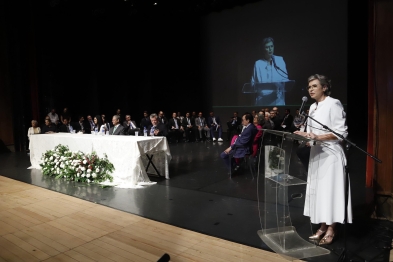 foto de Com o Teatro Calil Haddad lotado, Silvio Barros e Sandra Jacovós tomam posse como prefeito e vice-prefeita de Maringá