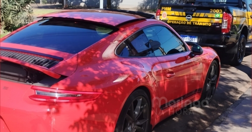 Carro de luxo com mais de 90 multas é rebocado pela Semob em Maringá