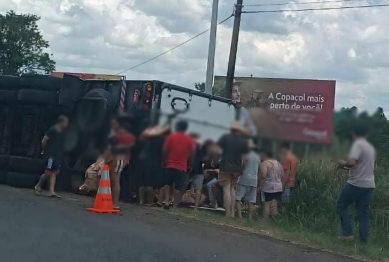 foto de Pessoas abraçam pedaços de carne ao saquearem carga no Paraná