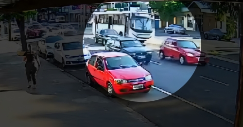 Jovem fica em estado grave após ser atropelada por ônibus em Maringá; VÍDEO 