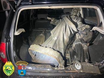 foto de PRE apreende carro com vários itens furtados de cemitério na PR-323 