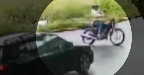 Vídeo mostra momento exato de acidente envolvendo motocicleta e veículo, em Maringá