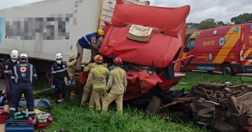 Passageira de caminhão morre em grave acidente no Paraná