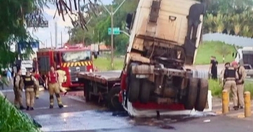 Homem morre prensado em cabine de caminhão durante acidente na PR-323