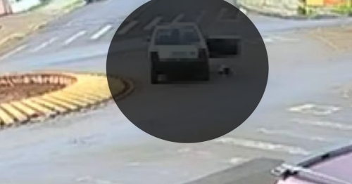 Criança cai de carro em movimento em cidade do Paraná; veja vídeo