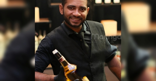 Barman ao ser atingido por pedra bate a moto e morre durante uma discussão envolvendo um casal
