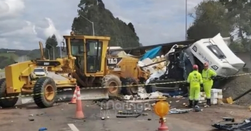 Caminhoneiro morre depois de bater em retroescavadeira no Paraná