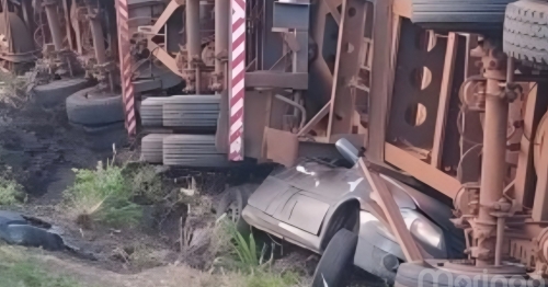 Carreta tomba sobre carro e mata dois jovens no Paraná