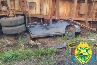foto de Carreta tomba sobre carro e mata dois jovens no Paraná