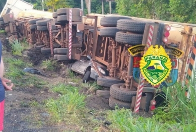 foto de Carreta tomba sobre carro e mata dois jovens no Paraná