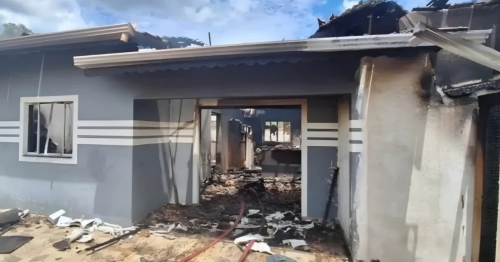 Criança tenta fugir mas é segurada pela mãe durante incêndio; ambas morreram