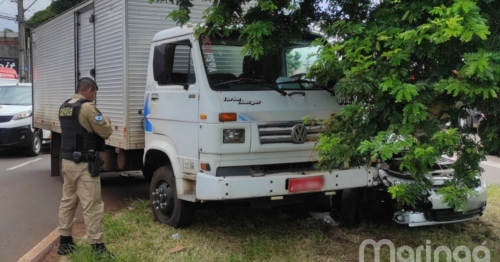 Criança e mulher são socorridas após acidente envolvendo carro e caminhão em Maringá