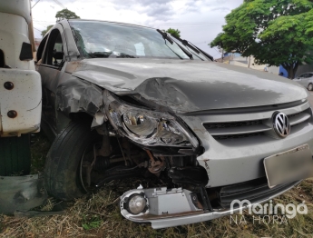 foto de Criança e mulher são socorridas após acidente envolvendo carro e caminhão em Maringá