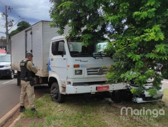 foto de Criança e mulher são socorridas após acidente envolvendo carro e caminhão em Maringá