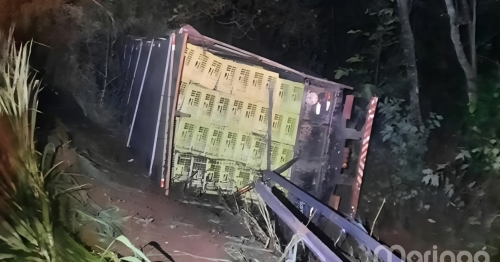 Caminhão com placas de Maringá transportando frangos vivos se envolve em grave acidente