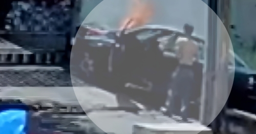 Motorista perde controle do carro, bate em muro e veículo pega fogo