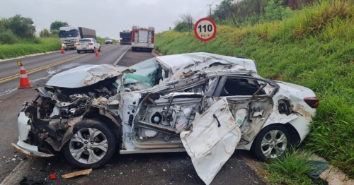 Acidente entre carro e ônibus mata jovem na BR-376