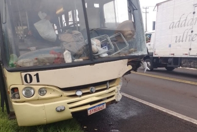foto de Acidente entre carro e ônibus mata jovem na BR-376